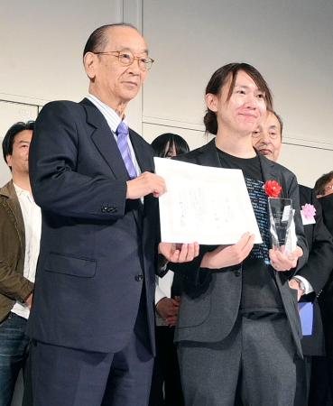 　「マニフェスト大賞」のグランプリに選ばれたＳＦ作家の安野貴博氏（右）と審査委員長の北川正恭氏＝１５日午後、東京都港区