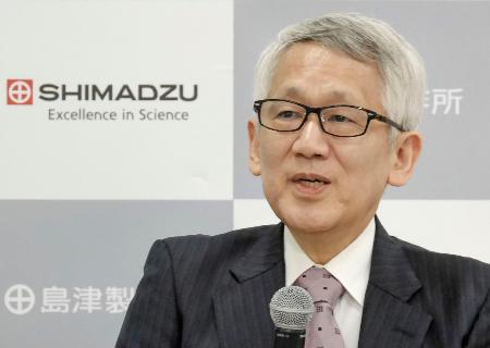 　記者会見する島津製作所のエグゼクティブ・リサーチフェローの田中耕一氏＝１５日午後、京都市