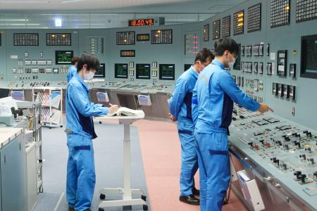 　発電と送電を再開した東北電力女川原発２号機の中央制御室＝１５日午後（東北電力提供）