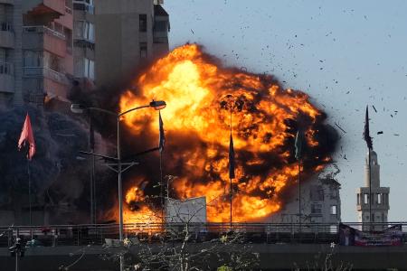 　１５日、レバノンの首都ベイルートで、イスラエル軍の空爆により噴き出す炎（ＡＰ＝共同）