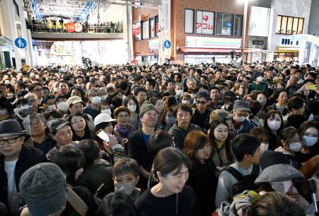 　立候補者の街頭演説に集まった有権者ら＝１６日夕、神戸市