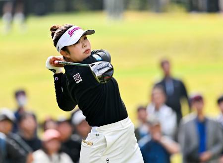 　通算２２アンダーで優勝した山下美夢有＝エリエールＧＣ松山