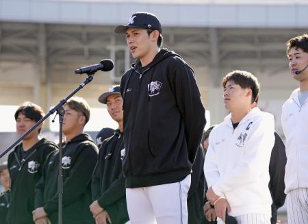 　ファン感謝イベントであいさつするロッテの佐々木朗希投手＝１７日、ＺＯＺＯマリンスタジアム