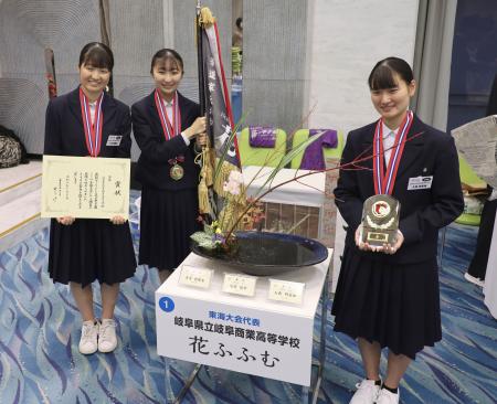 　「Ｉｋｅｎｏｂｏ　花の甲子園」の全国大会で優勝し、笑顔で記念写真に納まる岐阜県立岐阜商業高の生徒＝１７日午後、京都市