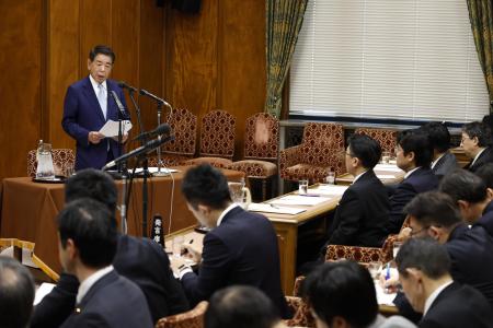 　自民党派閥の政治資金パーティー裏金事件を受け、衆院の政治倫理審査会で弁明する旧安倍派幹部の下村博文氏（左奥）＝３月