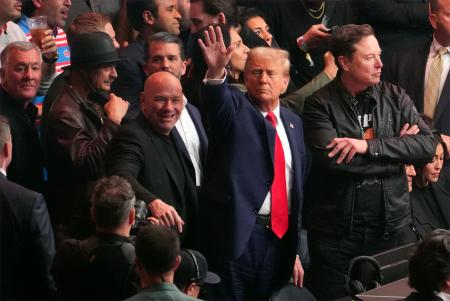 　総合格闘技団体ＵＦＣの試合会場を訪れ手を振るトランプ次期米大統領（右から２人目）。右端はイーロン・マスク氏＝１６日、ニューヨーク（ＡＰ＝共同）