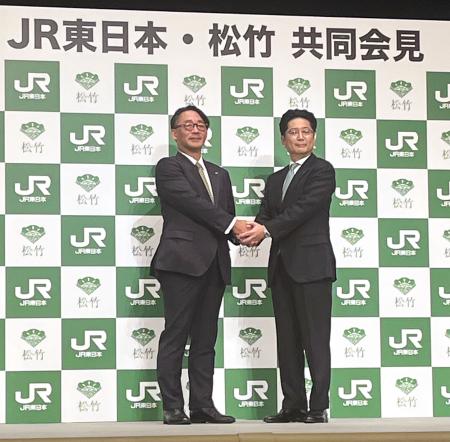 　記者会見で握手する、ＪＲ東日本の喜勢陽一社長（左）と松竹の高橋敏弘社長＝１８日午後、東京都中央区