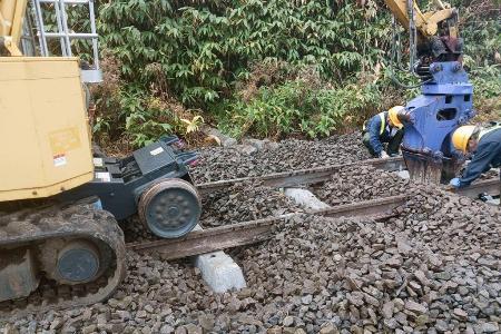 　ＪＲ函館線で、破損した枕木の交換作業の様子＝１７日、北海道森町（ＪＲ北海道提供）