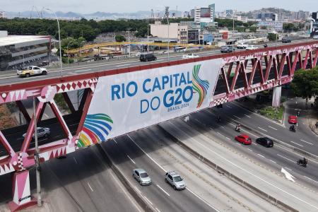 　Ｇ２０首脳会議を前に、橋に掲げられた横断幕＝１７日、ブラジル・リオデジャネイロ（ロイター＝共同）