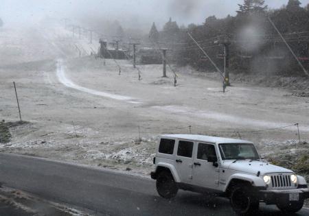 　うっすら雪化粧した大山の中腹にあるスキー場。初冠雪が確認された＝１９日午前、鳥取県大山町