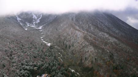 　初冠雪が確認された中国地方の最高峰、鳥取県の大山＝１９日午前（共同通信社ヘリから）