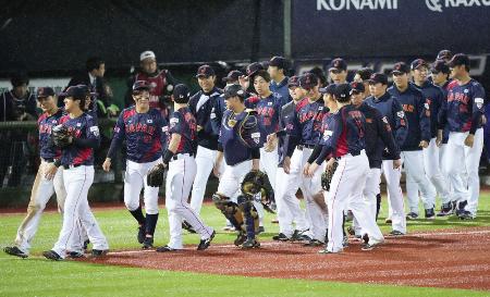 　野球の国際大会「プレミア１２」１次リーグを５戦全勝した日本ナイン＝１８日、台北