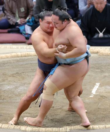 　豊昇龍（左）が寄り切りで琴勝峰を下す＝福岡国際センター