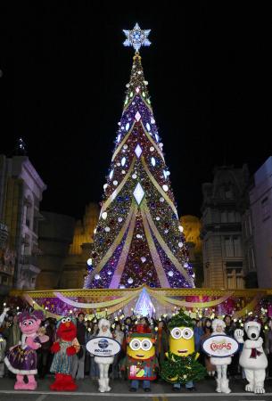 　点灯したＵＳＪの高さ３０メートル超の巨大クリスマスツリー＝１９日夜、大阪市