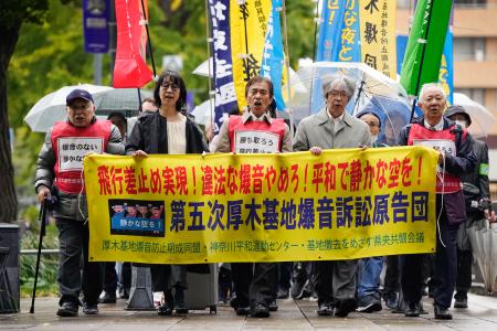 　第５次厚木基地騒音訴訟の判決のため、横浜地裁に向かう原告団＝２０日午後、横浜市中区