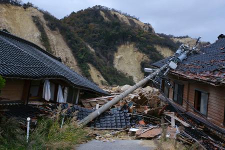 　豪雨による土砂に埋もれた石川県珠洲市仁江町の家屋＝２０日午後