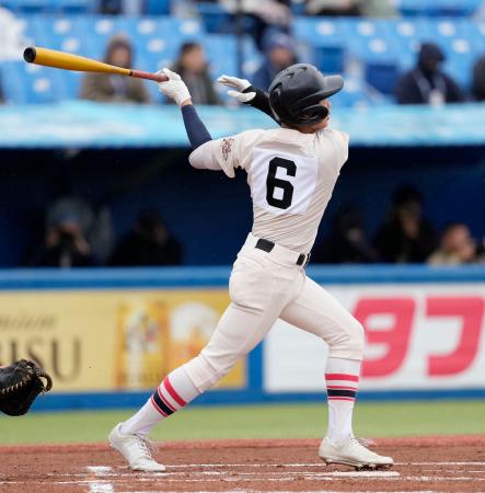 　聖光学院戦の１回、東洋大姫路・高畑が先制の３ランを放つ＝神宮