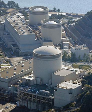 　関西電力美浜原発。手前から３号機、２号機、１号機＝１４日、福井県美浜町（共同通信社ヘリから）