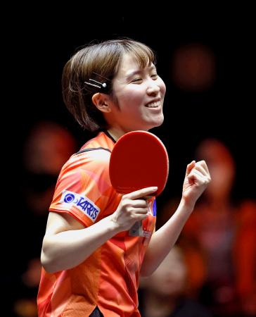 　女子シングルス１回戦でオーストリアのソフィア・ポルカノワに勝利し、喜ぶ平野美宇＝北九州市立総合体育館