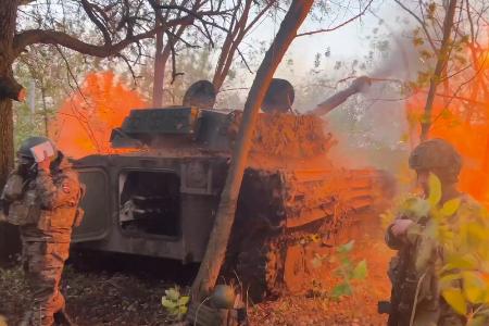 　ロシア西部クルスク州のウクライナとの国境地帯にあるウクライナ軍陣地を砲撃するロシア兵。ロシア国防省が１０月３０日に公開した（同省提供、ＡＰ＝共同）