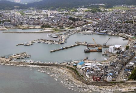 　６月、しゅんせつ工事中の石川県輪島港