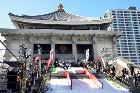 　大阪市の本願寺津村別院で初開催されたスノーボードの新種目、レールの大会「カウデイ・ストリート」＝２３日