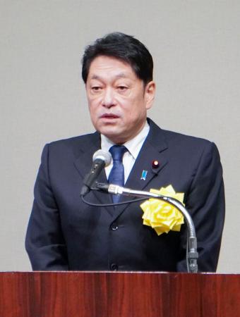 　憲法改正推進派の集会であいさつする自民党の小野寺政調会長＝２４日午後、東京都内