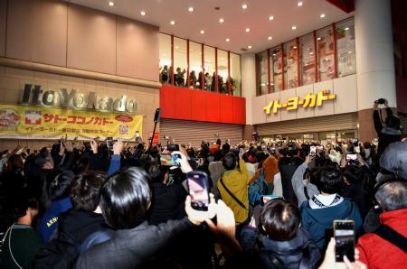 　閉店時間を迎え、シャッターが下ろされる「イトーヨーカドー春日部店」＝２４日午後７時ごろ、埼玉県春日部市