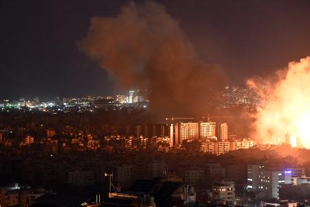 　２４日、レバノン・ベイルートの住宅地で、イスラエル軍の攻撃後に立ち上がる煙（ゲッティ＝共同）