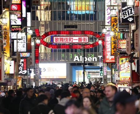 　にぎわう東京・歌舞伎町＝１月