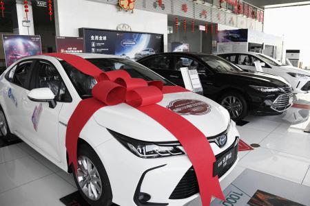 　北京市内の販売店に並ぶトヨタ車＝２０２０年４月（共同）