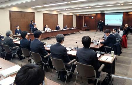 　厚労省の社会保障審議会の年金部会＝２５日午後、東京都千代田区