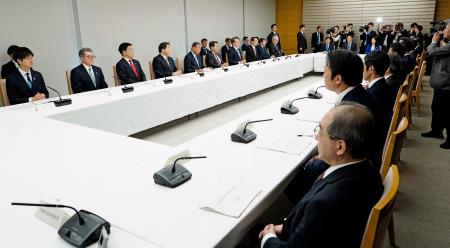 　首相官邸で開かれた月例経済報告等に関する関係閣僚会議＝２６日午後