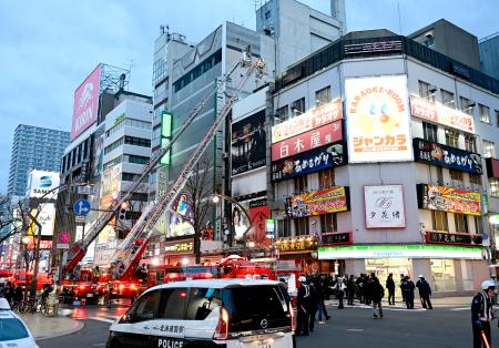 　火災があったビル周辺に集まる消防車＝２６日午後４時２分、札幌市中央区