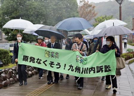 　九州電力川内原発の運転差し止めを求めた訴訟の口頭弁論のため、鹿児島地裁に入る原告団ら＝２６日午後