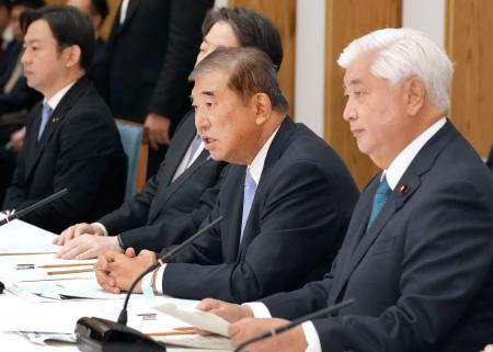 　自衛官の処遇改善に向けた関係閣僚会議で発言する石破首相。右端は中谷防衛相＝２６日午後、首相官邸