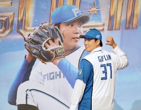 　日本ハムへの入団が決まった台湾プロ野球統一の古林睿煬投手＝２６日、台北（共同）