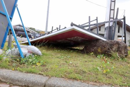 　道の駅「とぎ海街道」で倒れた仮設商店街の看板＝２７日午前、石川県志賀町