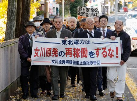 　東北電力女川原発２号機の運転差し止めを求めた訴訟の控訴審判決で仙台高裁に向かう原告ら＝２７日午後