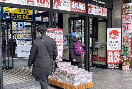 　免税品などを販売する東京・秋葉原の家電量販店＝２０２３年１２月