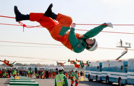 　東京都立川市で開催された機動隊対抗レスキュー競技大会＝２７日午後