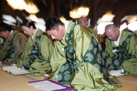 　「坂東曲」の法要で、体を激しく揺らしながら念仏を唱える僧侶＝２８日午前、京都市下京区の東本願寺