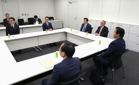 　国会内で開かれた自民、公明、国民民主３党の税調幹部らによる協議＝２８日午前