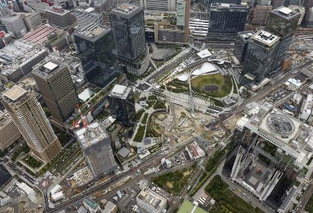 　ＪＲ大阪駅（奥）北側の再開発区域＝９月