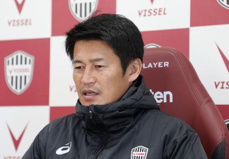 　オンラインで取材に応じるＪ１神戸の吉田監督＝２９日、神戸市（（Ｃ）ＶＩＳＳＥＬ　ＫＯＢＥ）