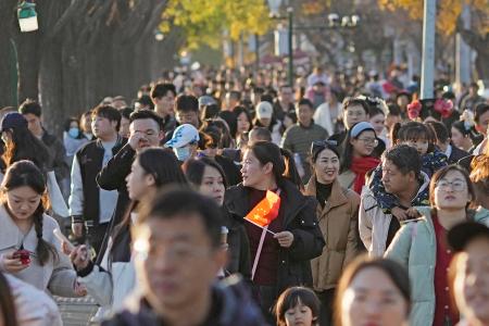 　北京市内を歩く人たち＝１６日（共同）