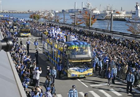 　横浜ハンマーヘッドから出発したＤｅＮＡの優勝パレード＝３０日午前、横浜市