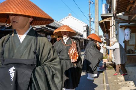 　歳末助け合い托鉢を行う金峯山寺の僧侶＝１日午前、奈良県吉野町