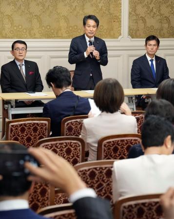 　国会内で開かれた立憲民主党の政治改革推進本部の総会。中央は本部長の大串博志代表代行＝２日午前