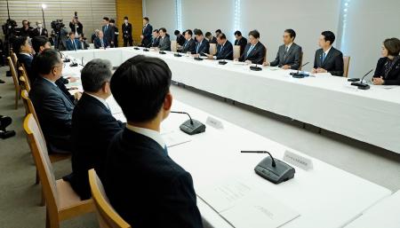 　首相官邸で開かれた能登半島地震の復旧・復興支援本部の会議＝３日午前